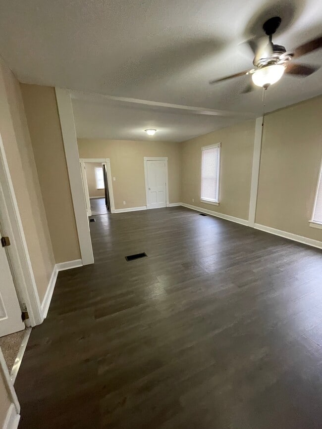 Building Photo - 427 W 10th St