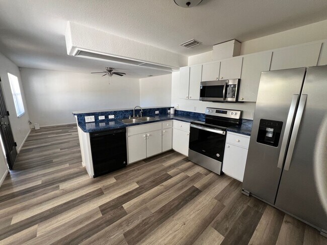 Foto del edificio - 2/2/1 with lanai Duplex in Deep Creek