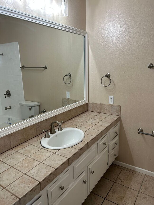 Foto del edificio - 3 Bedroom Home Near UCSD, UTC Mall, and Be...
