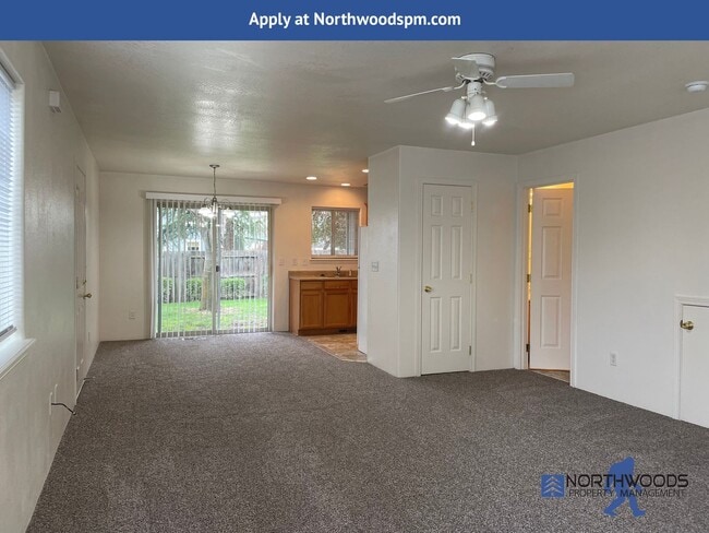 Building Photo - Beautiful 2 Bedroom 2.5 Bathroom Townhouse...