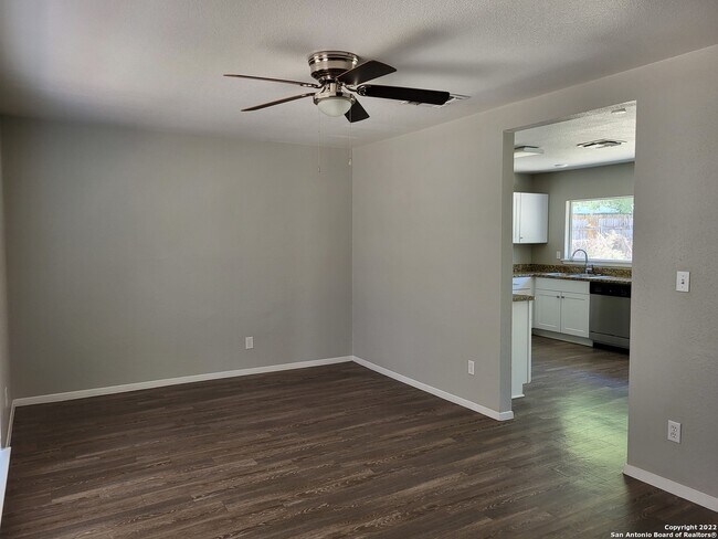 Foto del edificio - 9415 Quicksilver Dr