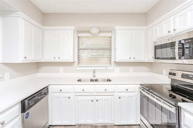 Building Photo - 3652 Village Green Dr