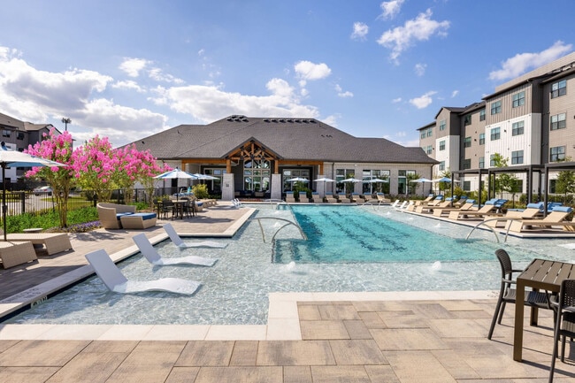 Building Photo - Allora Fallbrook
