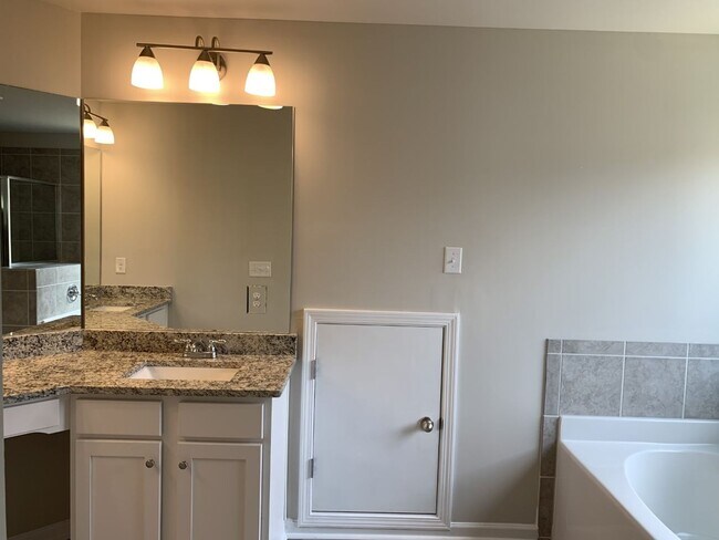 Building Photo - 4BR Single Family Home in Canton!