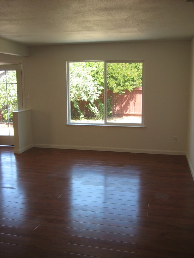 Building Photo - Charming 3 bedroom 2 bath home for Rent