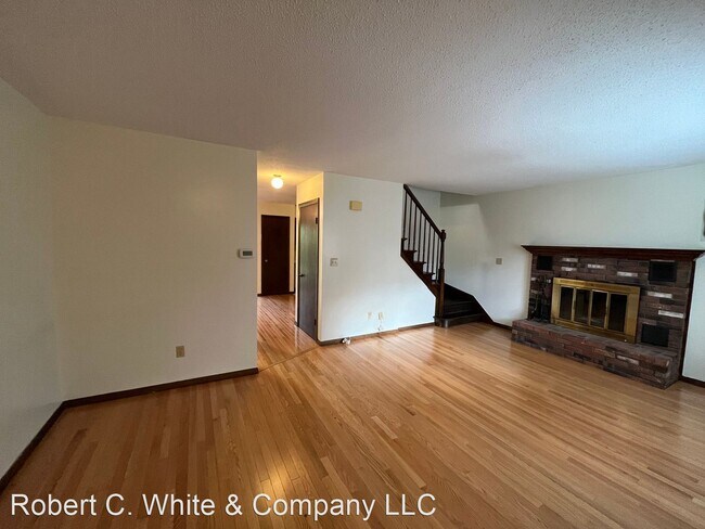 Building Photo - 2 br, 1.5 bath House - 6 Bamforth Road, UN...