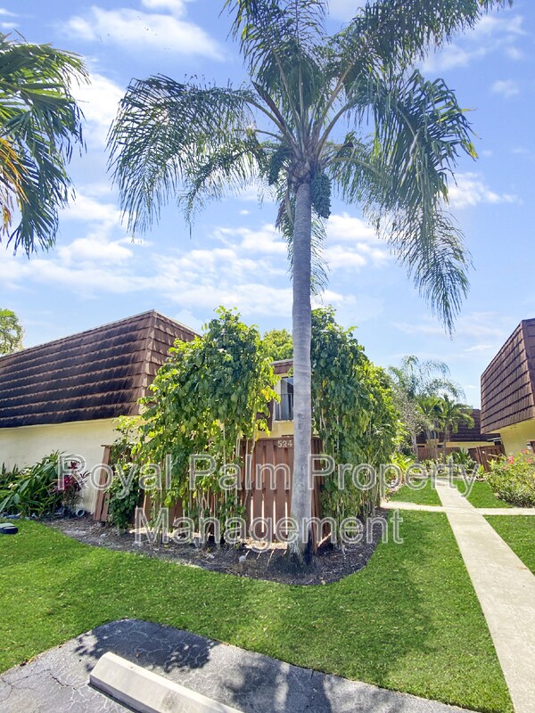 Foto del edificio - 5241 Cedarbend Dr