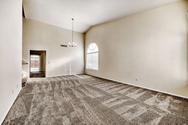 Foto del edificio - Fully remodeled!  Cozy 4 bedroom with 3 car garage !