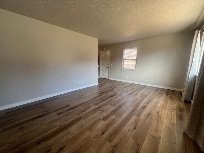 Building Photo - Newly Renovated 3 Bedroom, 2 Bathroom Home - 1200 sqft