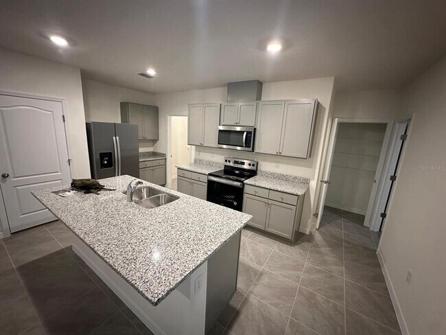 Foto del edificio - 687 Park Pl Blvd