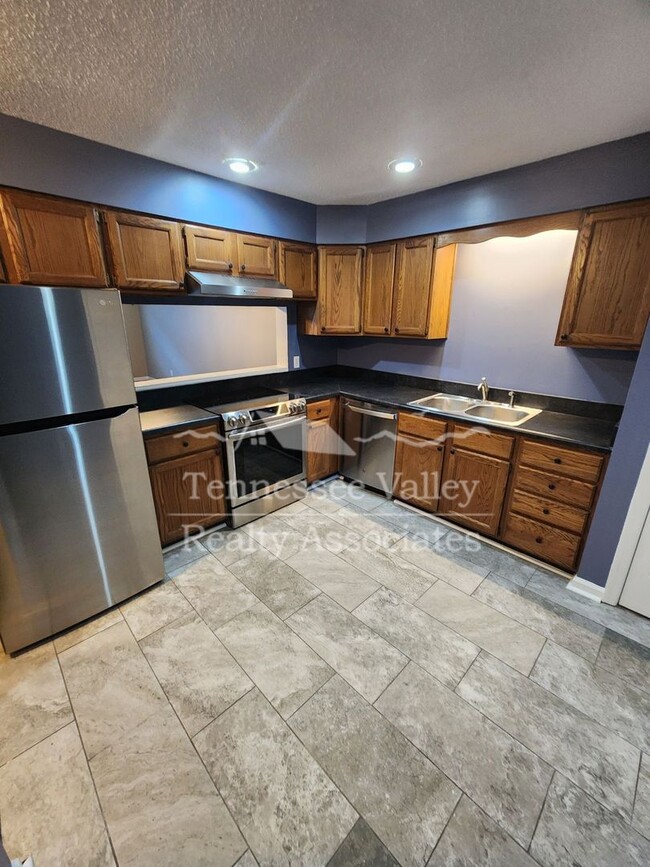 Building Photo - Charming 2-Bedroom, 1.5-Bath Townhouse in ...