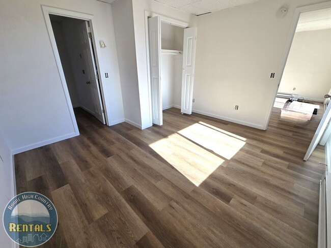 Building Photo - 3-Bed/1.5-Bath Duplex Unit Available - Clo...