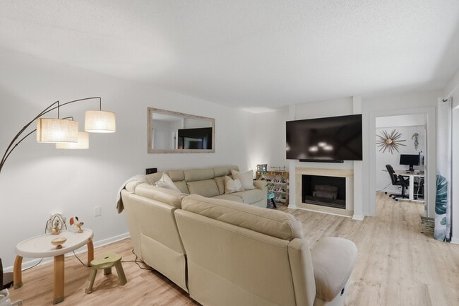 Building Photo - 1806 18th Ln