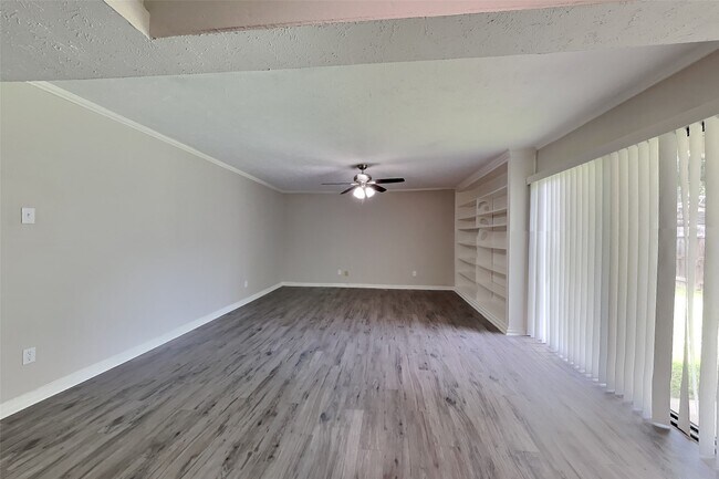 Building Photo - 2102 Turtle Creek Dr