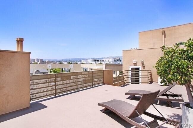 Foto del edificio - 8614 Burton Way