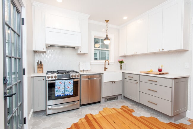 Fully renovated kitchen - 229 Summit Ave