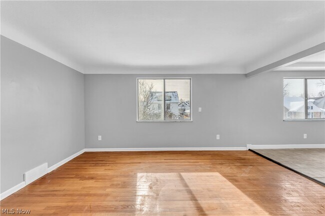 Foto del edificio - 10725 Vernon Ave