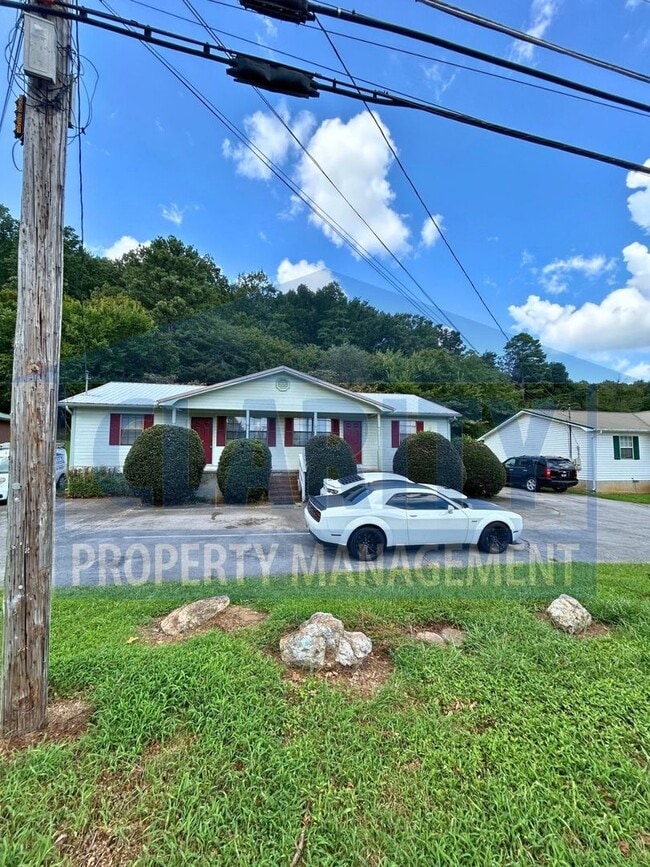 Building Photo - 3014/3016 Blue Springs Rd