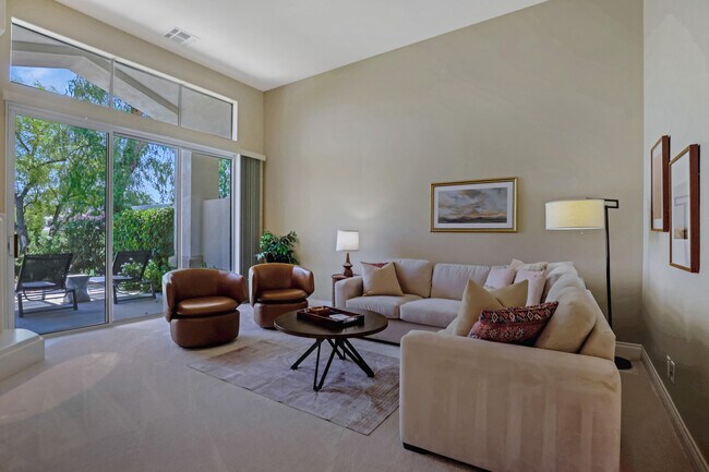 Building Photo - 425 Desert Holly Dr