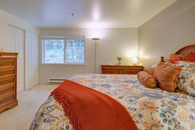 Building Photo - 18501 SE Newport Way