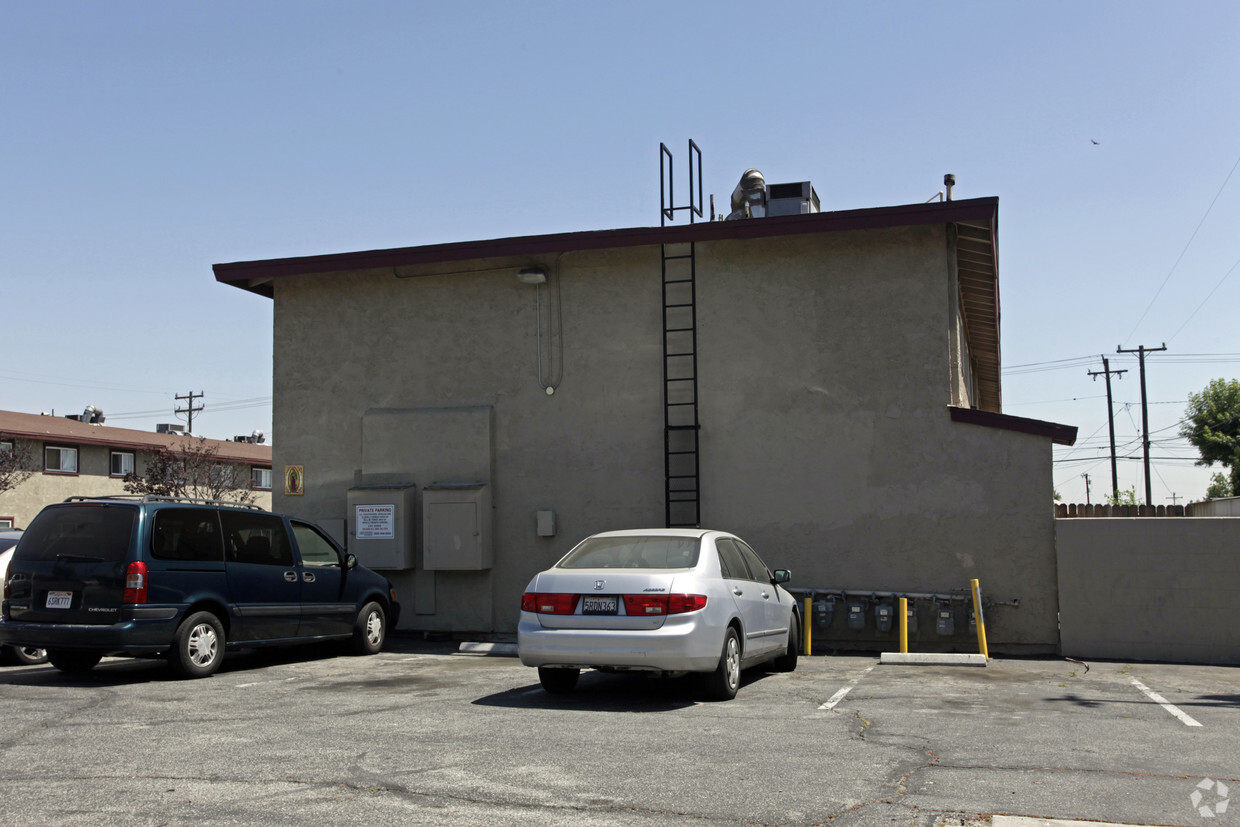 Building Photo - 411 N Parkside Dr
