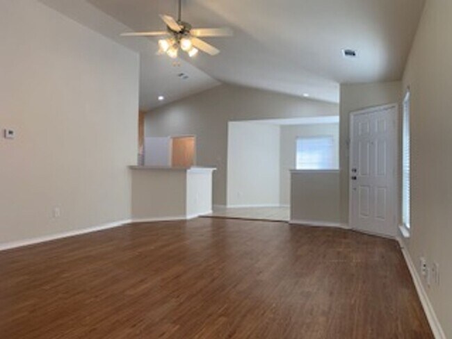 Foto del edificio - 3/2/2 Starter HOME!