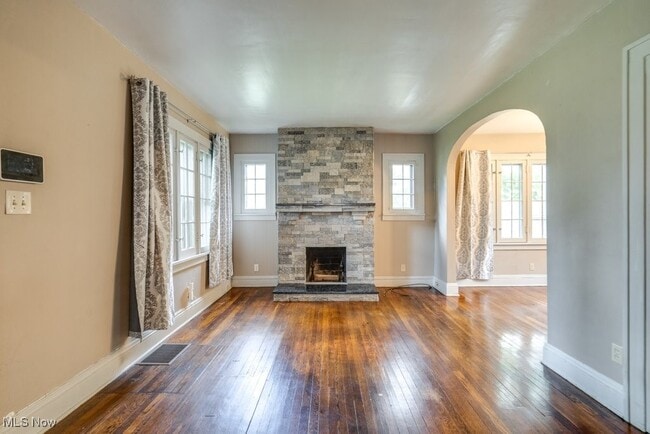 Building Photo - 525 Roslyn Ave