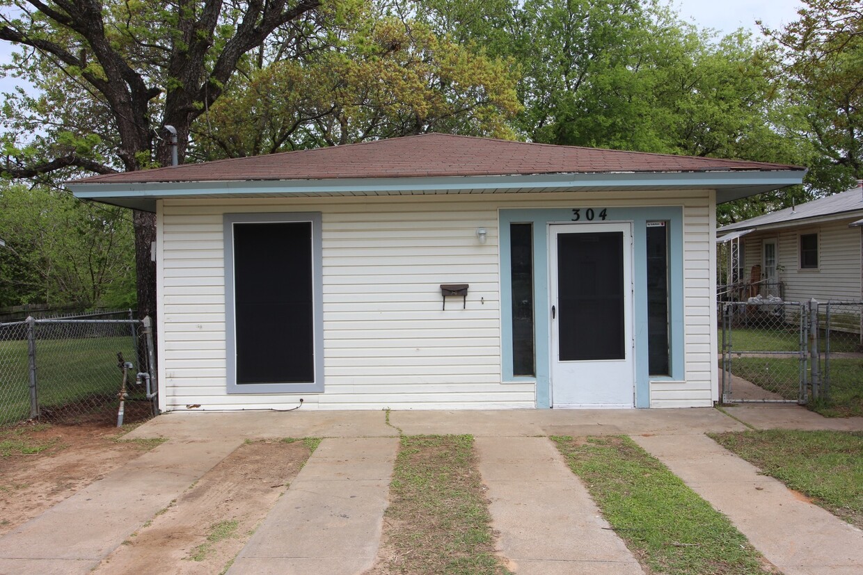 Foto principal - FOR LEASE! 1 BR - 1 BA - Frame House in We...