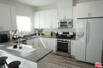 Building Photo - 1157 S Point View St