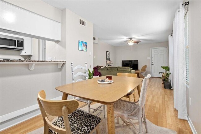Building Photo - 2450 Ashdale Dr