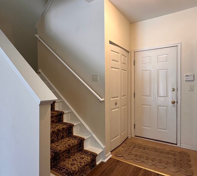 Foto del edificio - 437 Pine Lake Cir