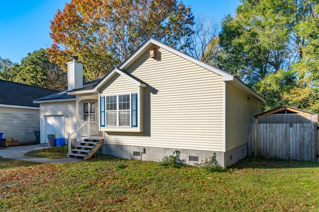 Foto del edificio - Spacious James Island Home off Fort Johnso...