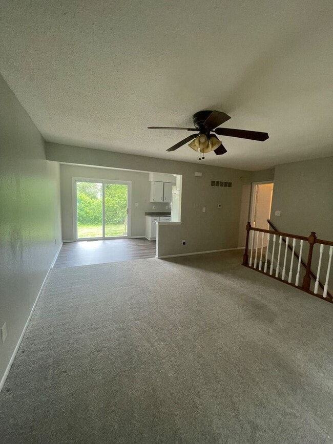 Building Photo - 409 NE Westwind Dr