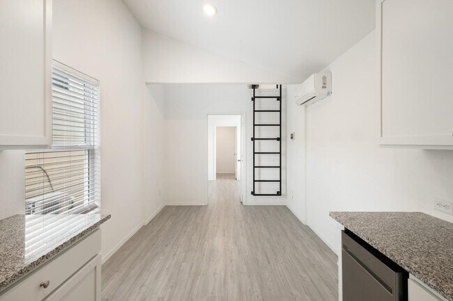 Foto del edificio - 7731 Elm Bend