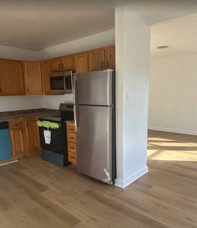 Building Photo - 637 Cosler Dr