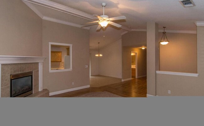 Building Photo - Beautiful South Redding Home