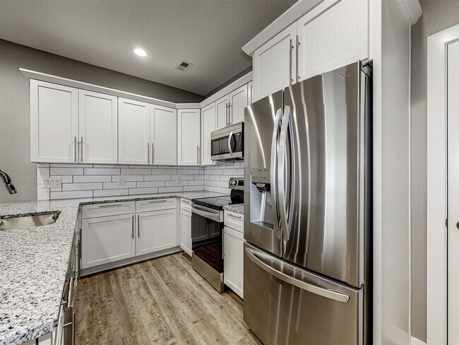 Building Photo - 3 br, 2.5 bath Townhome - 640 SE Greyson Ln