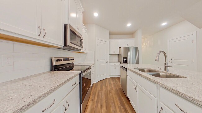 Building Photo - Like New Townhome