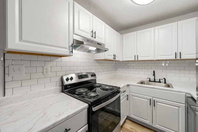 Kitchen - Sterling Glen Apartments