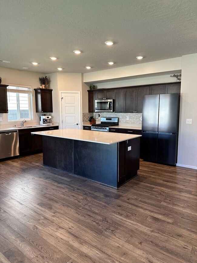 Building Photo - Modern and Spacious 5BR House in North Spo...