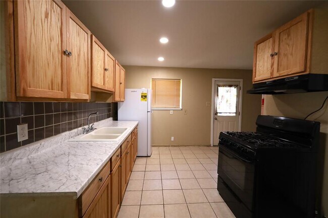 Building Photo - 2112 Blueberry Ln