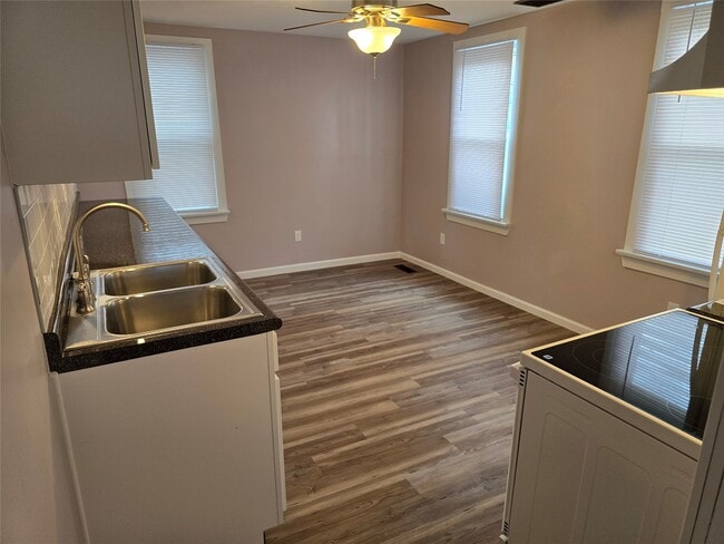 Foto del edificio - 112 E Plum St