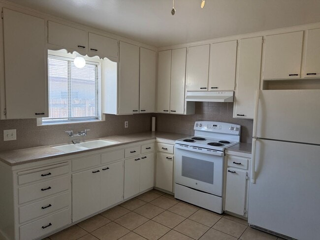 Foto del edificio - 514 W Iris Ave