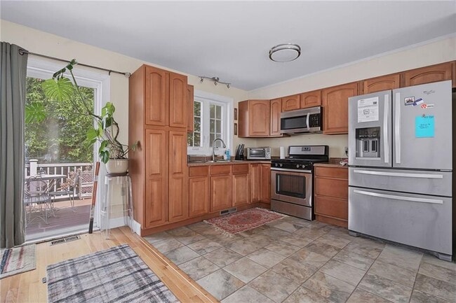 Building Photo - 45 Oakwood Ave