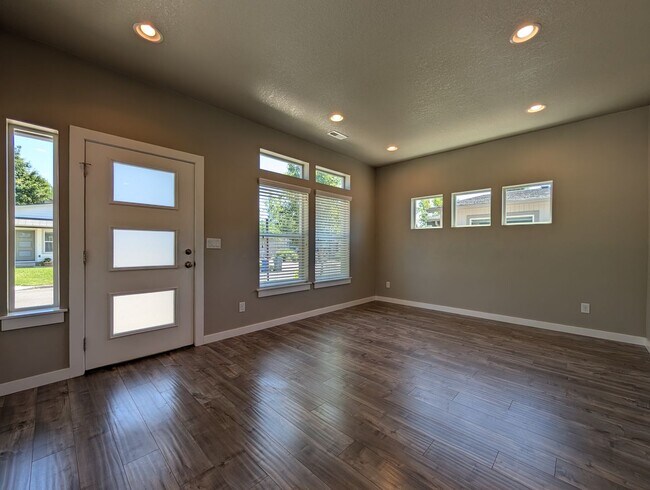 Foto del edificio - 2bdrm/1bthrm home with beautiful finishes!