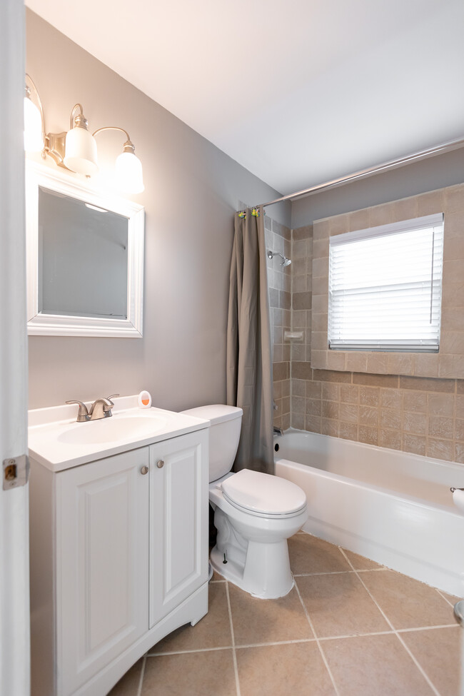 Single Bathroom - 21400 Parklawn St