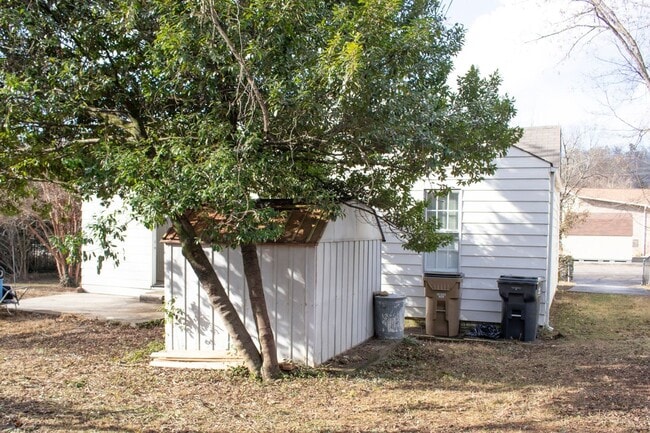 Building Photo - 2 BR/2BA | Newly Renovated Single Family Home | Additional Storage| In North Knoxville!