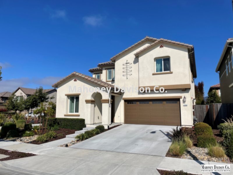 Primary Photo - Blt in 2019, former model home, 4 bdrm + l...