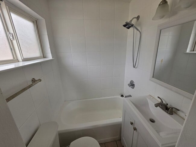 Building Photo - Studio Apartment Close to South Broadway!