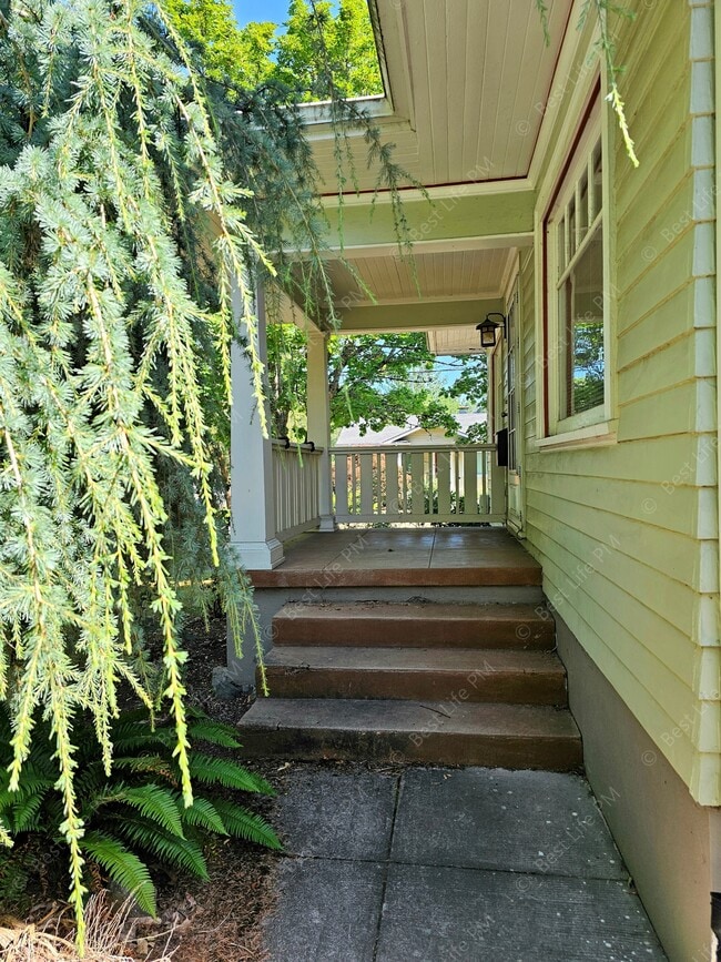 Building Photo - 2834 NE 35th Ave